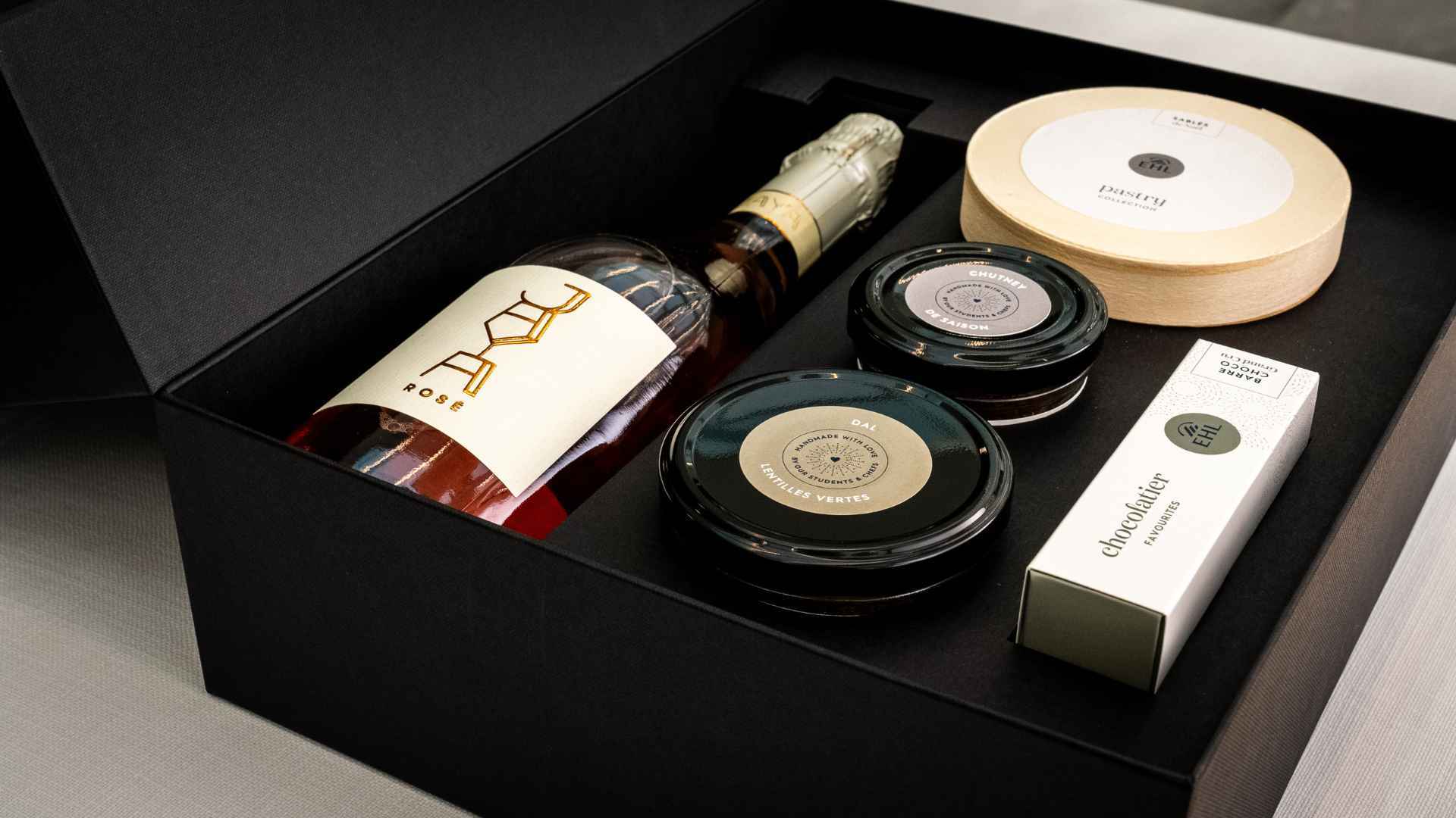 Coffret cadeau gourmet EHL ouvert